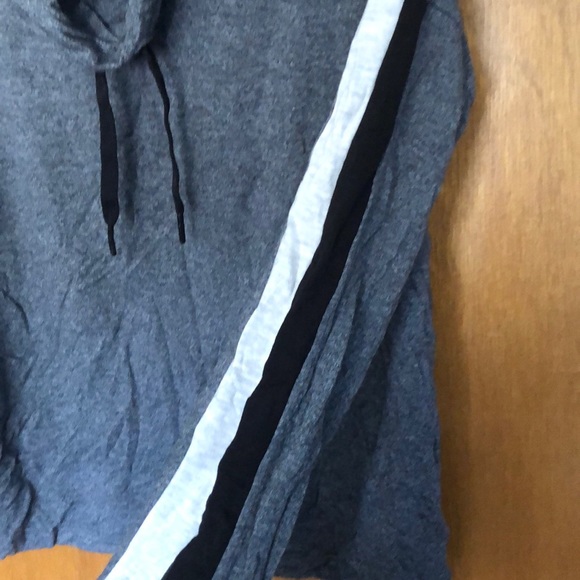 Cowl neck athletic too - Picture 2 of 4